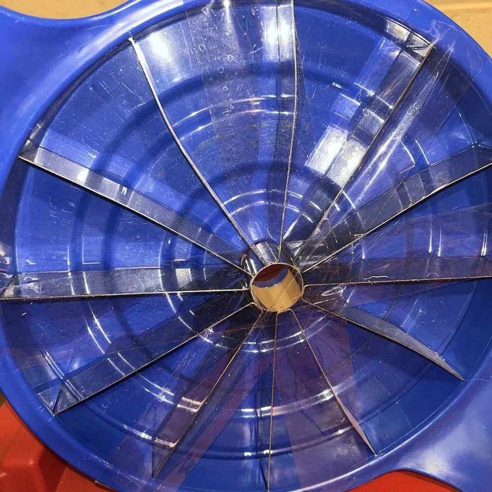 Multifunctional Handheld Round Divided Watermelon Cutter Melon Slicer With Tray‎